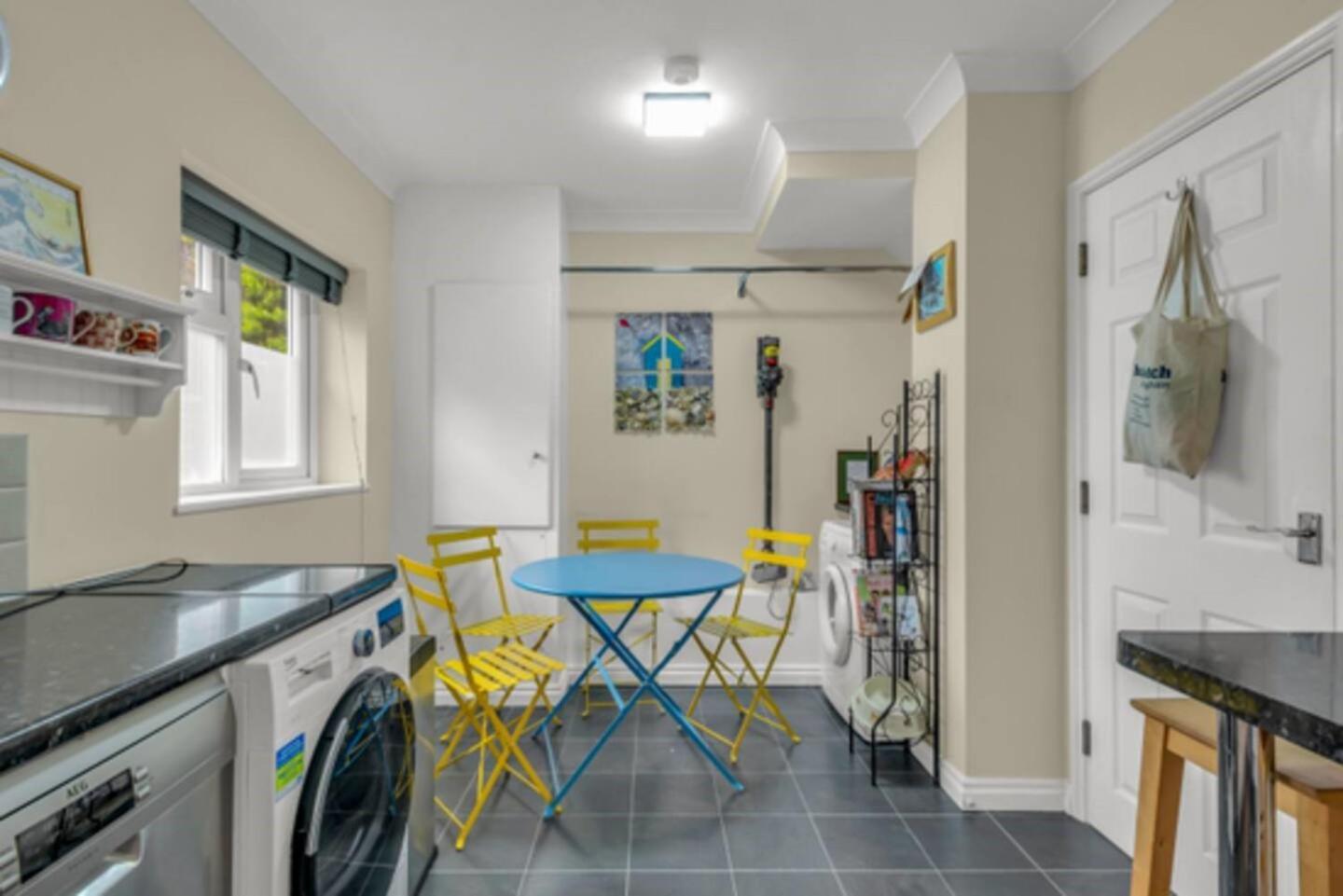 Stylish Seaside House 2 Min Walk From Pass The Keys *
