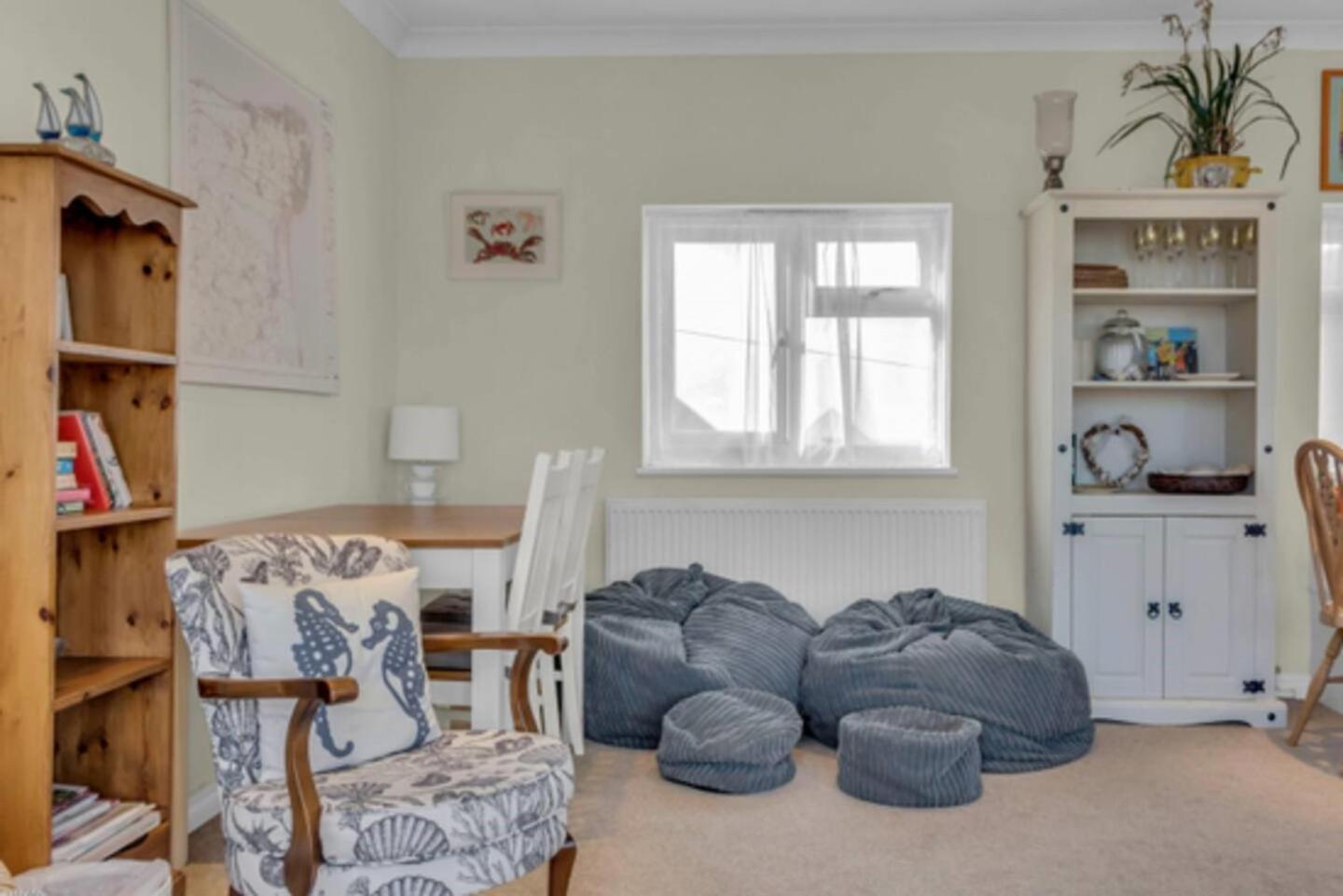 Ferienhaus Stylish Seaside House 2 Min Walk From Pass The Keys *